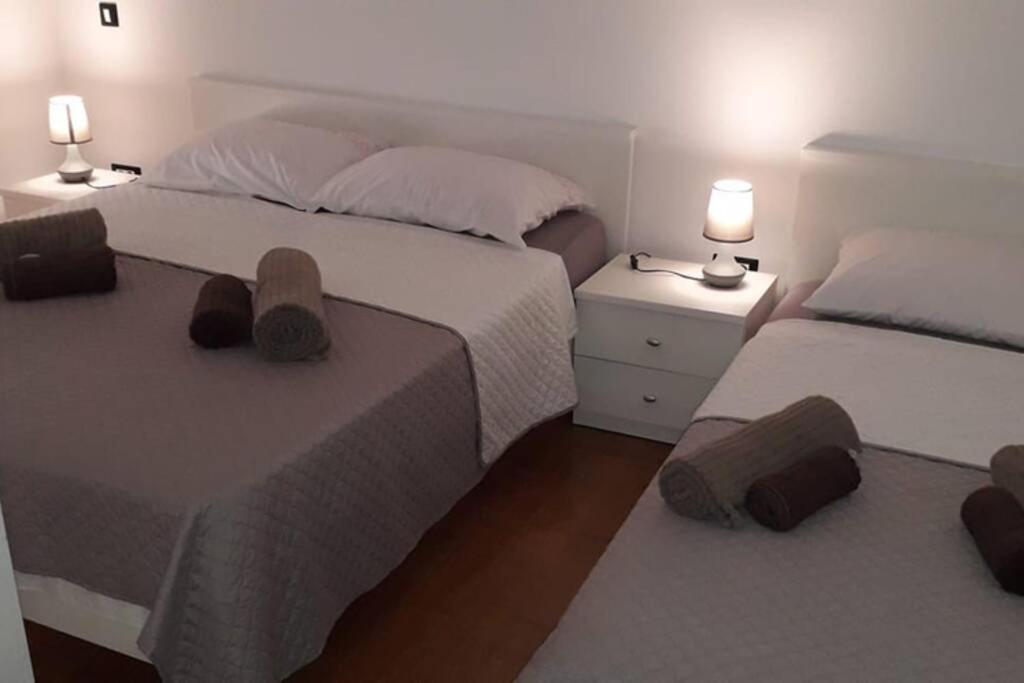 Apartman Franko - Uz Parking Pula Exteriör bild